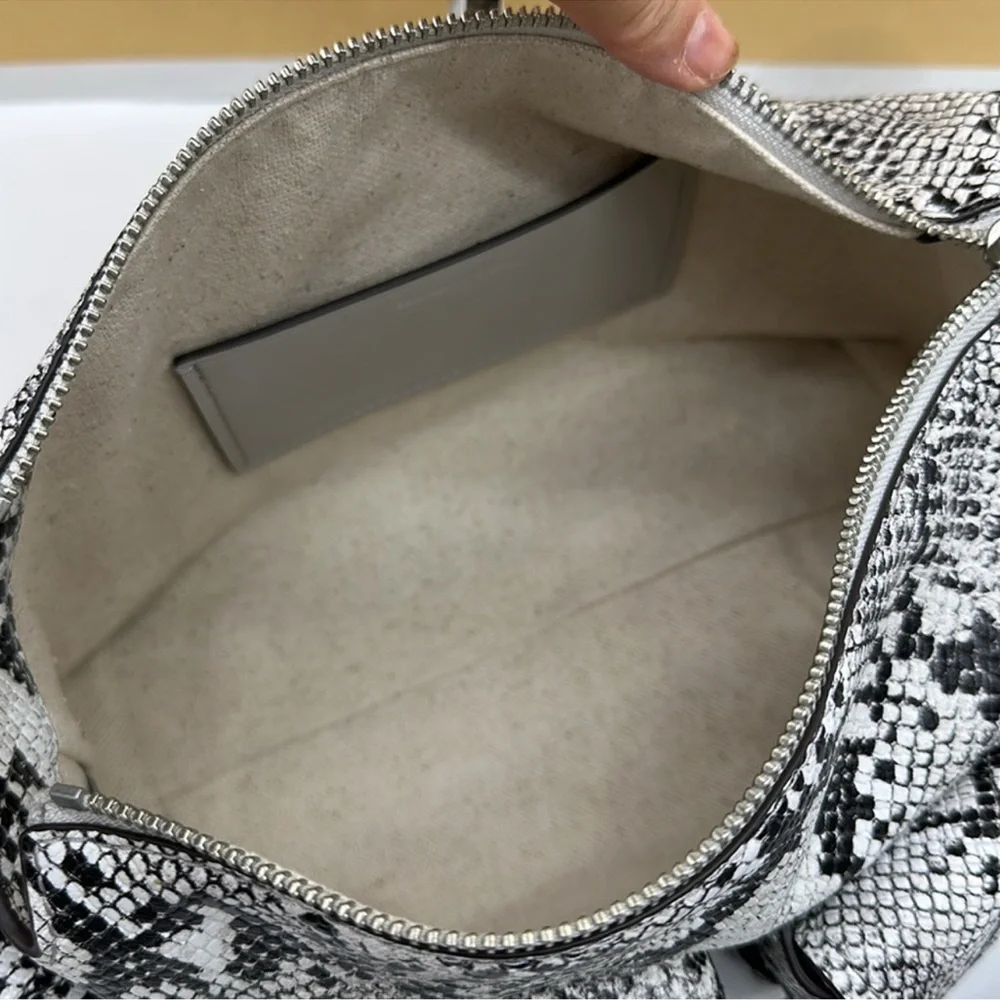 MICHAEL KORS Dakota Md Snake Embossed Leather Pocket Shoulder Bag
ALUMINUM
NWT - Picture 16 of 16